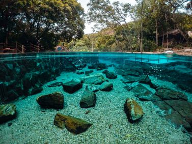 Piscina natural do Parque das Fontes, em Rio Quente, Goiás