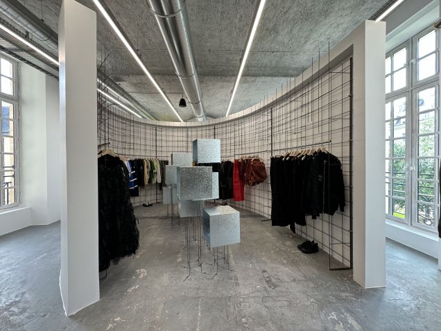Nenhuma roupa será visível do lado de fora na Dover Street Market Paris e marcas serão mescladas nas araras / Divulgação