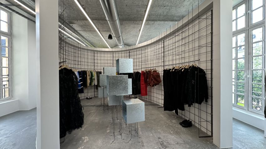 Nenhuma roupa será visível do lado de fora na Dover Street Market Paris e marcas serão mescladas nas araras / Divulgação