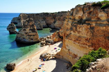 Vista para as falésias e a praia na Praia da Marinha, no Algarve, em Portugal