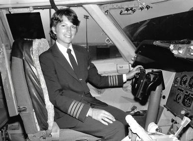 Lynn Rippelmeyer sentada no assento do capitão de um Boeing 747 em 1984, sete anos depois de ter pilotado um voo que fez história na aviação