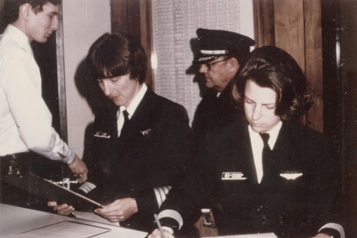 Rippelmeyer e a capitã Emilie Jones antes de um voo com a Air Illinois, onde se tornaram a primeira tripulação exclusivamente feminina de um voo regular nos Estados Unidos / Arquivo Pessoal/ Lynn Rippelmeyer