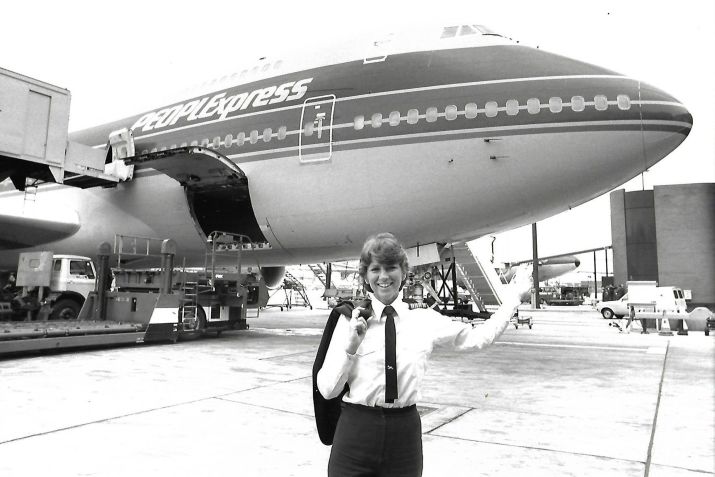 Enquanto trabalhava para a People Express, Rippelmeyer se tornou a primeira mulher a pilotar um Boeing 747 transoceânico / Arquivo pessoal/ Lynn Rippelmeyer