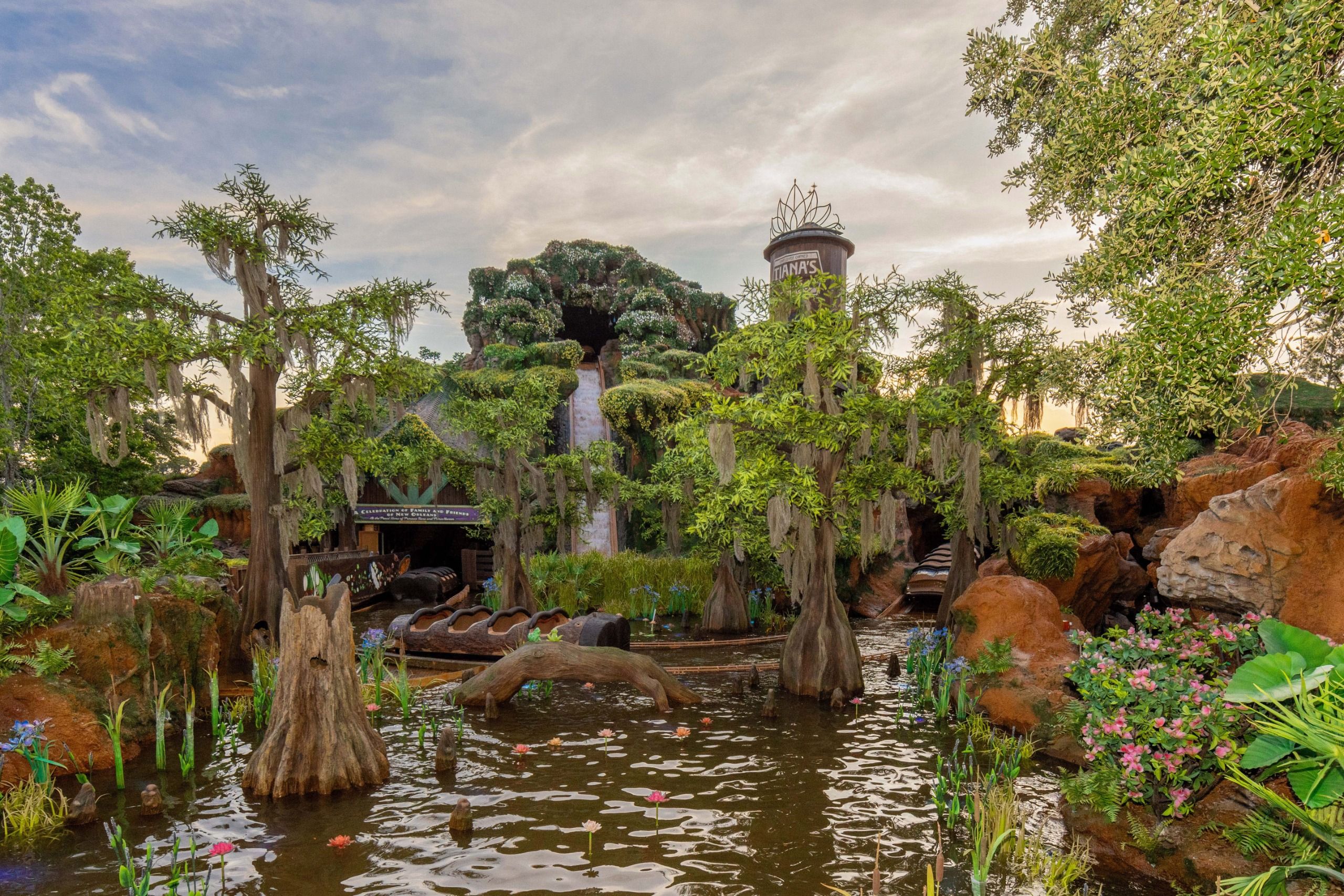 Detalhes da decoração e da queda do brinquedo Tiana's Bayou Adventure, na Disney em Orlando