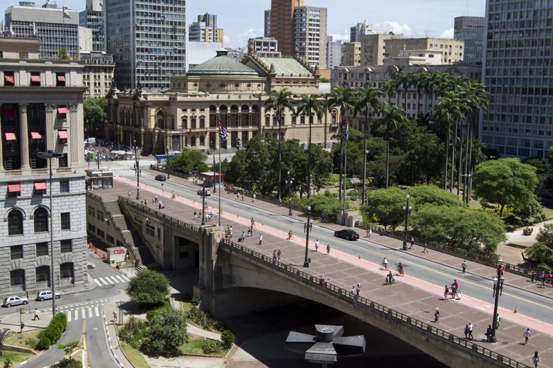 Viaduto do Chá e Theatro Municipal, na região central de São Paulo