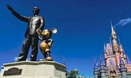 Estátua de Walt Disney e Mickey Mouse em frente ao Castelo da Cinderela no Magic Kingdom, em Orlando