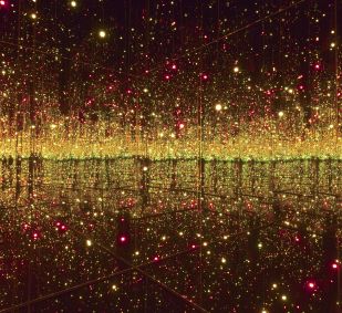 Instalação &quot;Infinity Mirrored Room—Filled with the Brilliance of Life&quot;, de Yayoi Kusama