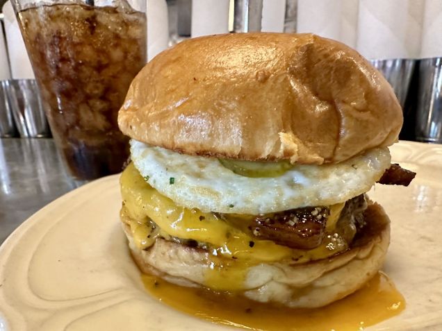 Cheeseburguer com bacon e ovo do Au Cheval • Tina Bini