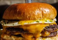 Au Cheval e o hambúrguer mais disputado de Chicago, nos Estados Unidos