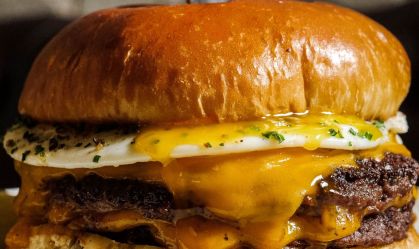 Au Cheval e o hambúrguer mais disputado de Chicago, nos Estados Unidos