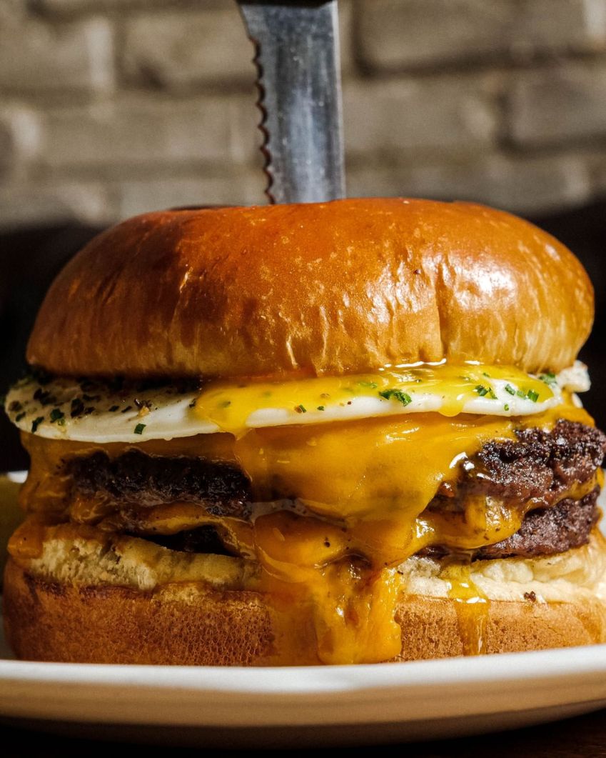 Au Cheval, restaurante localizado na região de West Loop, é dono de um dos hambúrgueres mais famosos de Chicago • Reprodução Facebook Au Cheval Chicago