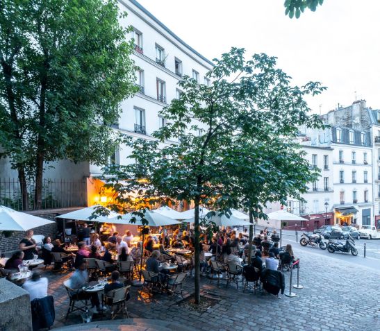 Terraço do Le Relais de la Butte, no charmoso bairro de Montmartre / Reprodução/site