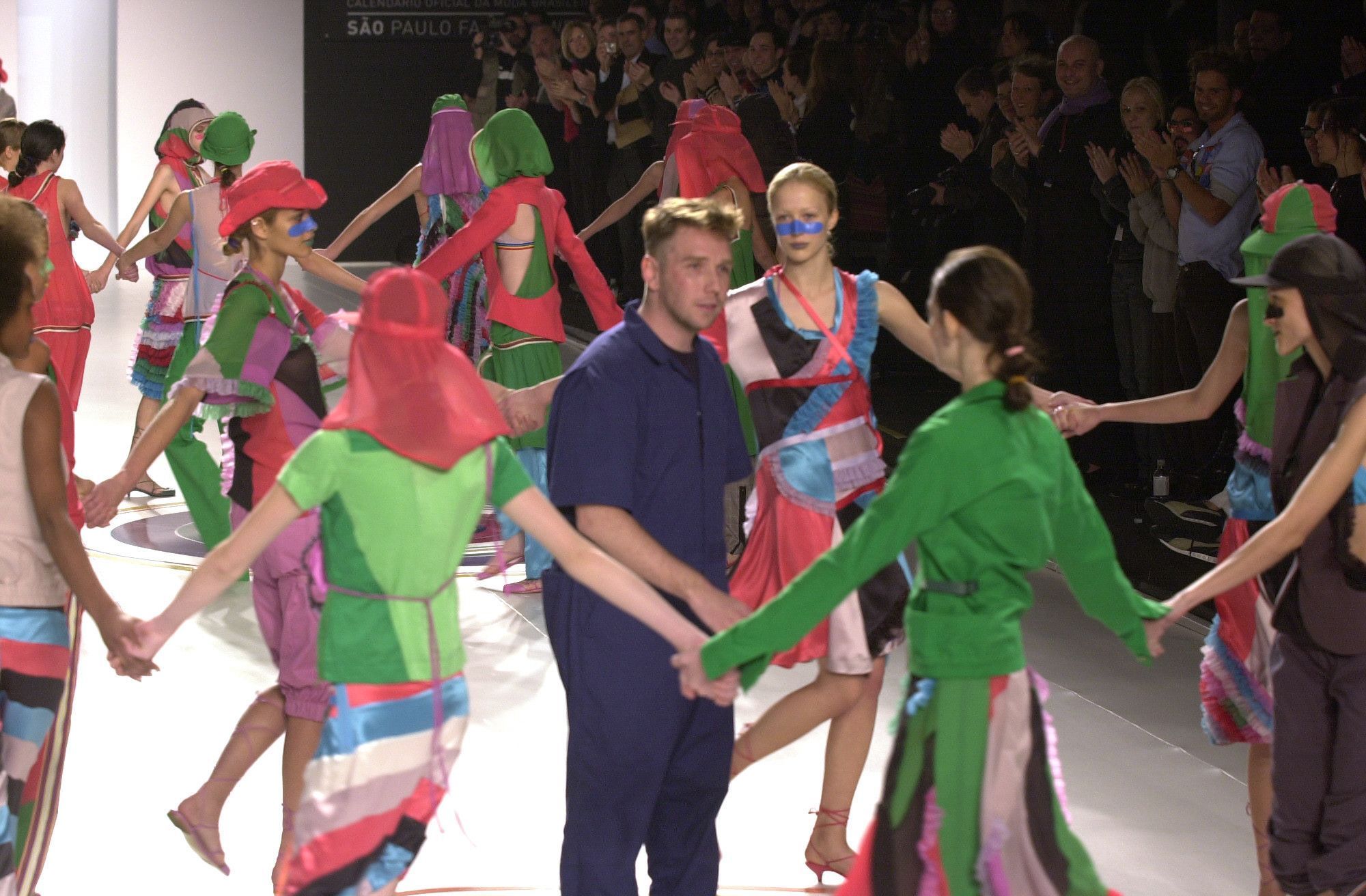 Desfile de Alexandre Herchcovitch durante a São Paulo Fashion Week - Verão 2003 / Agência Fotosite