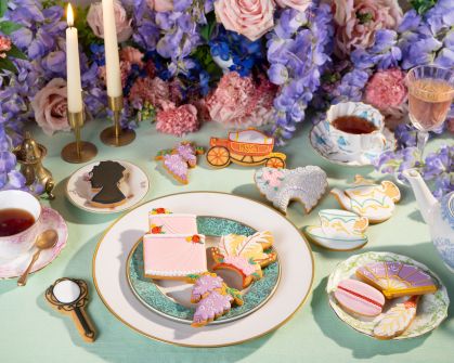 Mesa de biscoitos temáticos de Bridgerton da loja britânica Biscuiteers