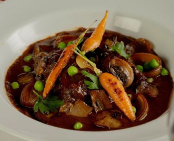 Boeuf Bourguignon, clássica receita francesa, do Chez Claude carioca
