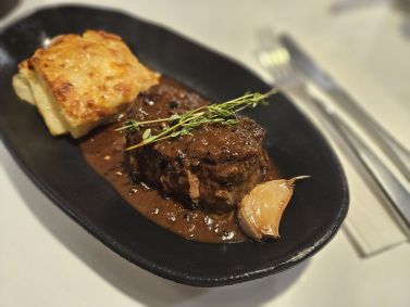 Filé Mignon au Poivre com batata gratinada do Chez Claude do Rio