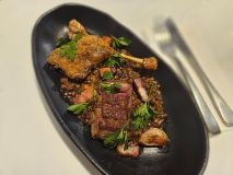Peito e coxa ao molho de lentilha de Puy do Chez Claude do Rio de Janeiro