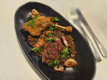 Peito e coxa ao molho de lentilha de Puy do Chez Claude do Rio de Janeiro