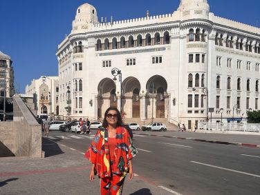 Daniela Filomeno na frente do prédio dos correios, no centro de Argel, na Argélia