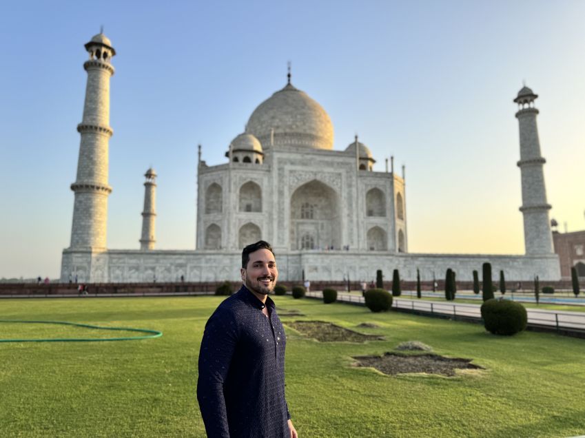 Lucas Estevam em visita ao Taj Mahal, uma das Sete Maravilhas do mundo moderno na cidade de Agra / Acervo pessoal