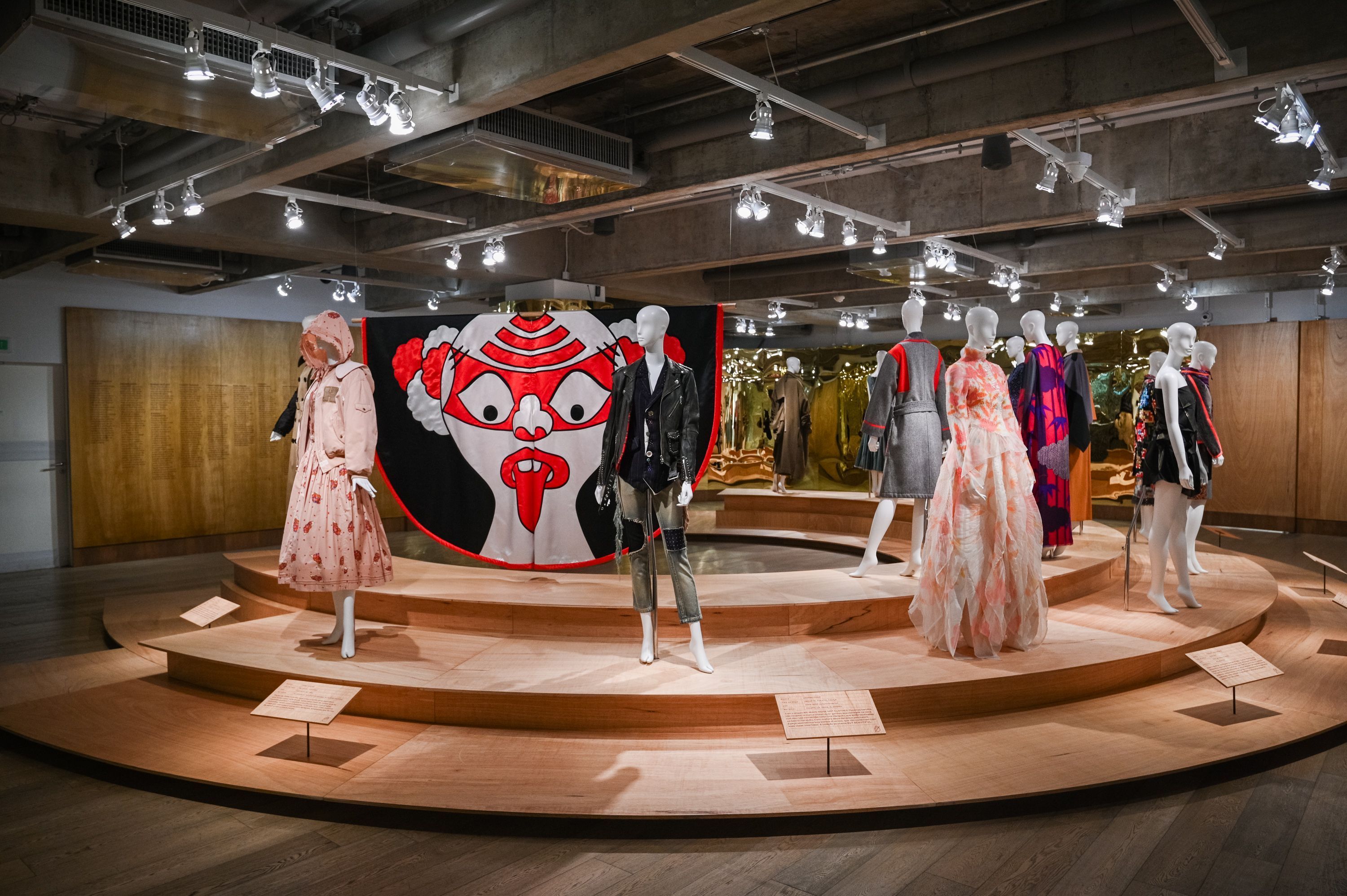 Modelitos de estilistas japoneses expostos na mostra "Efeito Japão", na Japan House São Paulo / Ale Virgilio