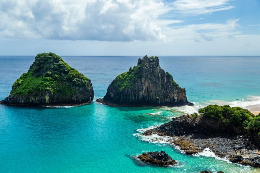 Morro dos Dois Irmãos, em Fernando de Noronha, fazem parte da paisagem exuberante do destino / Pexels