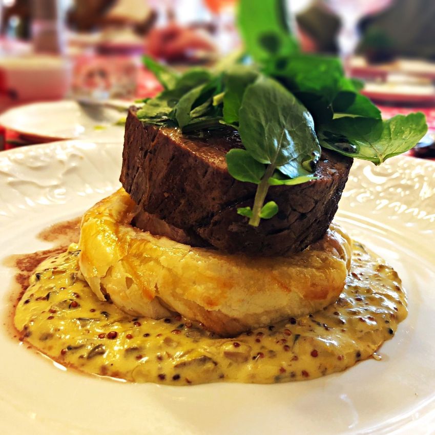 Omaggio: mil folhas, com presunto cru, medalhão de mignon, creme de portobello e mostarda Dijon / Pedro Shuter