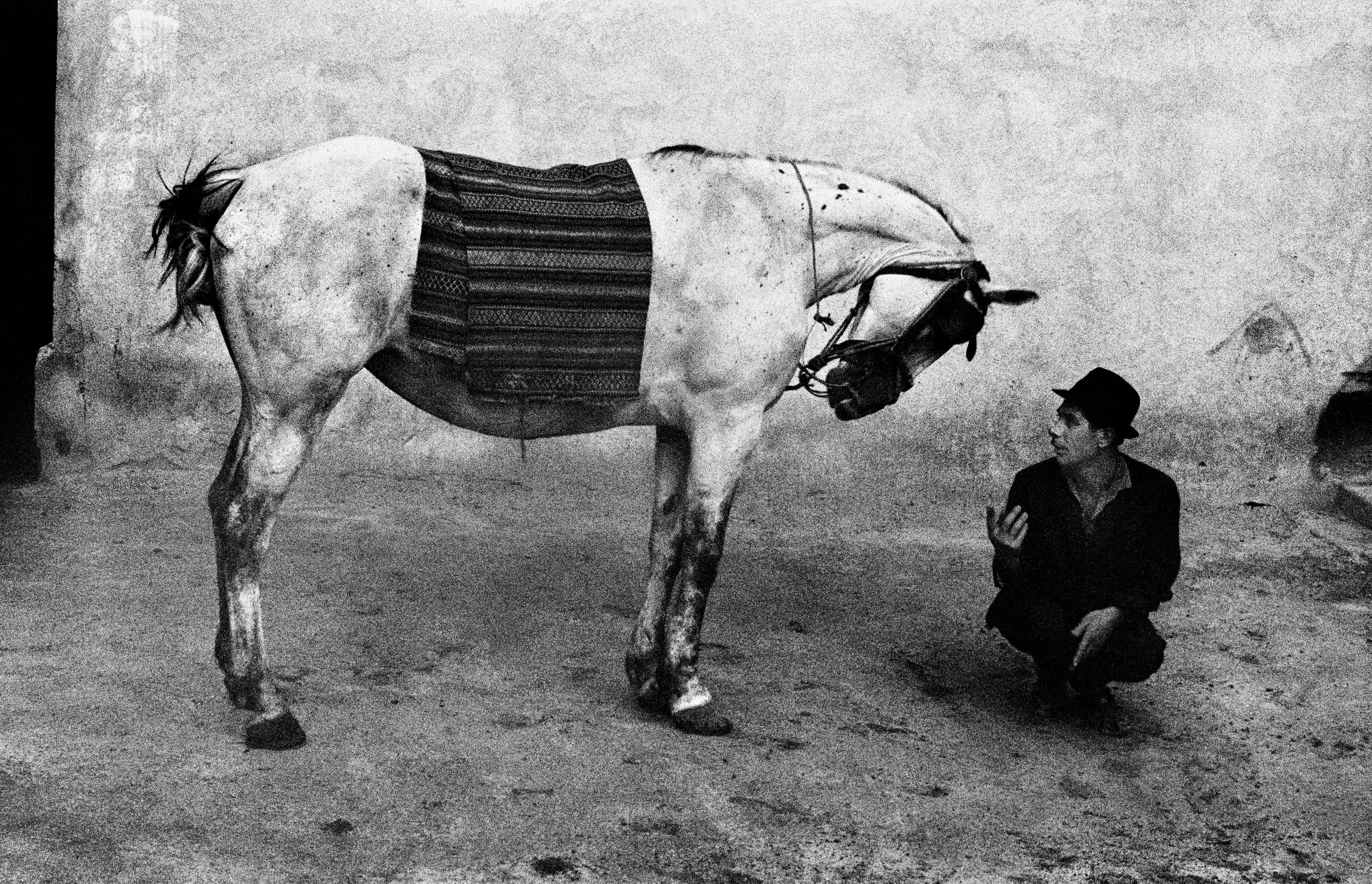 Foto de Josef Koudelka em exposição no IMS; "Man with horse, Romania, 1968" / © Josef Koudelka/Magnum Photos, cortesia da Fundação Josef Koudelka.