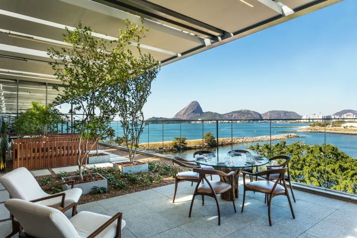 Lounge externo do Xian, no Rio de Janeiro, com vista para um dos cartões postais da Cidade Maravilhosa • Tomas Rangel