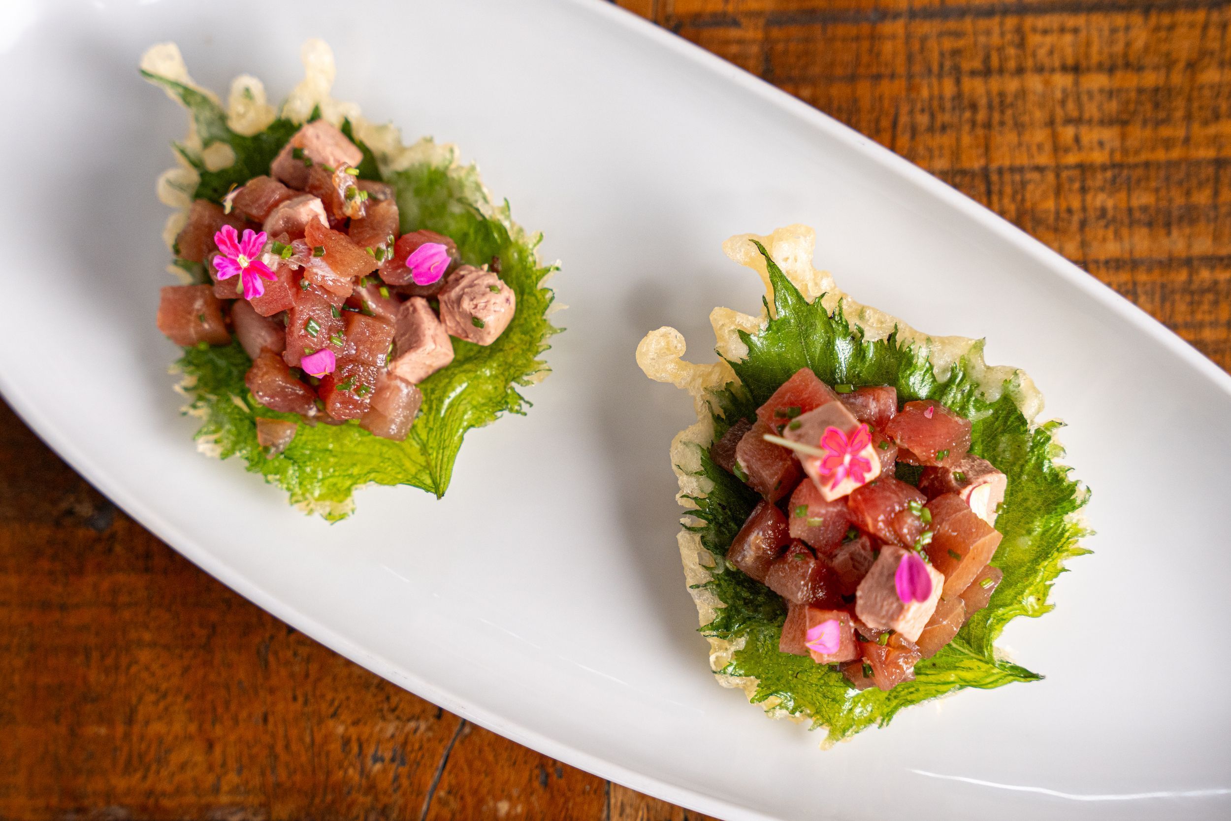 Miya Wine Bar_Tempurá de shissô com tartar de atum e foie gras_Foto Helena Rubano 2