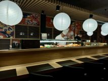 Balcão do restaurante japonês à la carte Nigori, dentro do Tauá Resort Atibaia