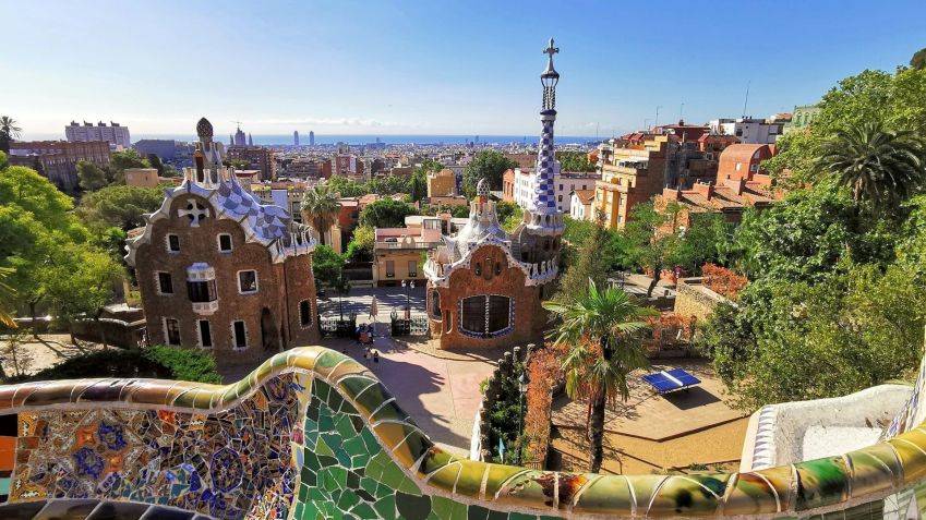 Parque Güell é recheado de mosaicos e formas sinuosas, sendo um Patrimônio da Unesco • Unsplash