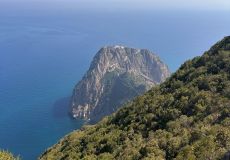 Montanha e água do Mediterrâneo a partir do Parque Nacional de Gouraya, em Bejaia, Argélia