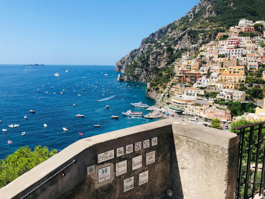 Positano, no sul da Itália, é uma das cidades mais românticas e charmosas da Costa Amalfitana / Pexels