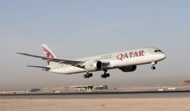 Avião da Qatar Airways em movimento em pista de aeroporto