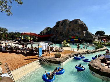 Rio lento e piscinas do Tauá Resort Atibaia