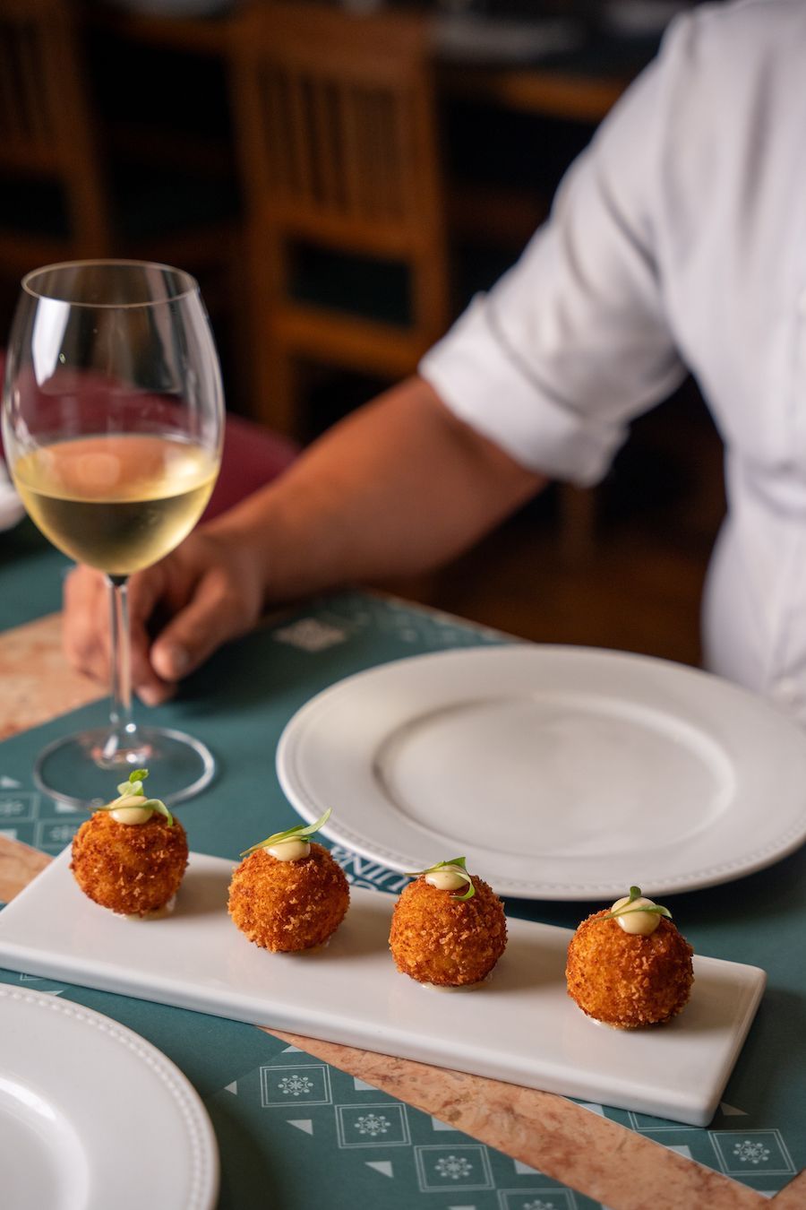 Croquete de presunto com maionese de mostarda e broto de rabanete / Helena Rubano