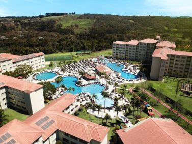 Vista aérea das piscinas e dos prédios de quartos do Tauá Resort Atibaia