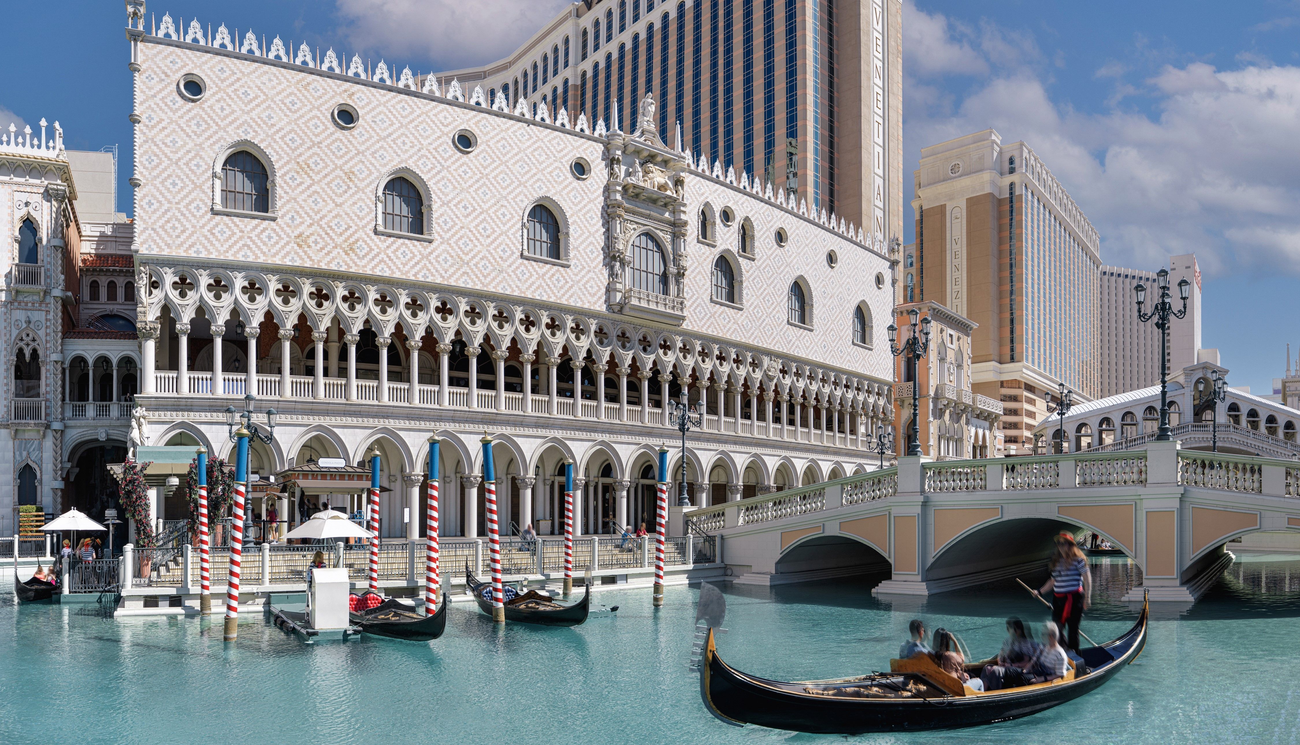 Exterior do The Venetian Resort Las Vegas com gôndola no canal que imita Veneza