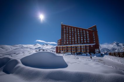 Paisagem do Valle Nevado, no Chile, repleto de neve