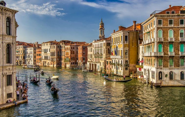 Canais e gôndolas são grandes símbolos de Veneza, mas a cidade italiana vai muito além e reúne diversas opções de passeios aos apaixonados / Pexels