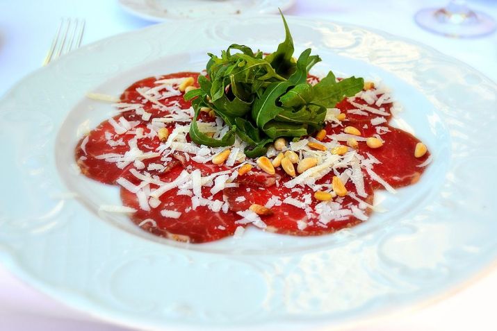 Sugestão de entrada leve, prática e rápida é carpaccio de carne / Imagem de Sabine Hüttner por Pixabay
