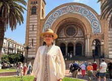 Daniela Filomeno em frente à Catedral do Sagrado Coração de Orã