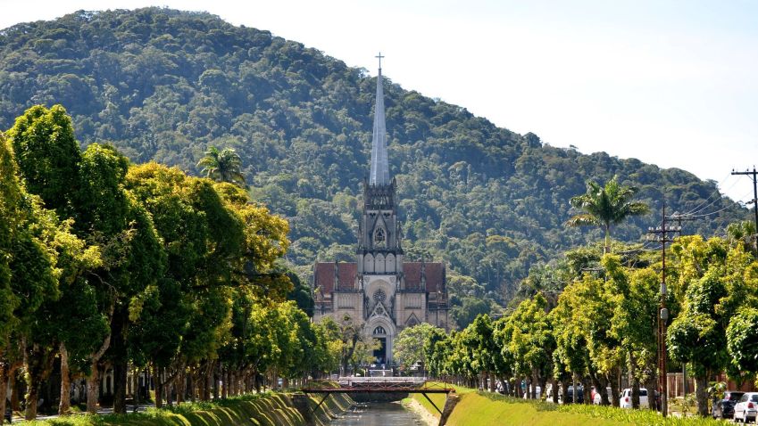 Com traços neogóticos, Catedral São Pedro de Alcântara é cartão-postal de Petrópolis • Rodrigo Soldon/Flickr