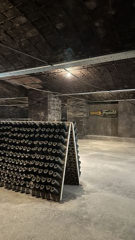 Área subterrânea da vinícola Freixenet / Tina Bini