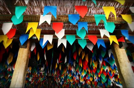 Bandeirinhas de festa junina penduradas no teto