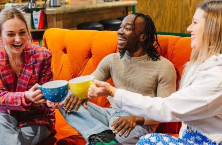 Pessoas recriando cenas de "Friends" em exposição imersiva