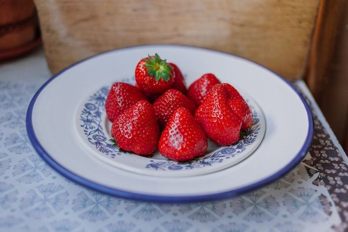Morangos com chantilly ou com doce de leite é sobremesa fácil e saborosa para uma refeição romântica / Imagem de Marina Stroganova por Pixabay