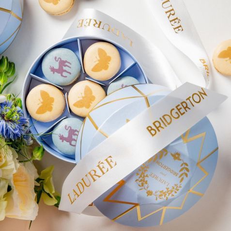Caixa especial com macarons da Ladurée criada a tempo da terceira temporada de "Bridgerton" / Divulgação/Netflix