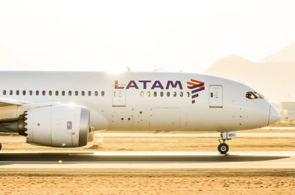 Avião da Latam em pista de aeroporto